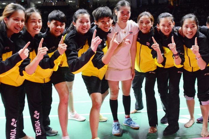 Skuat putri Thailand berpose usai menang 3-2 atas China di semifinal Piala Uber 2018 pada Jumat (25/