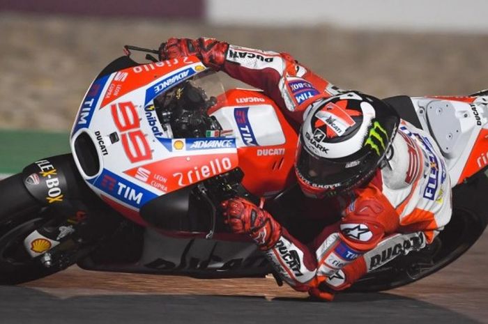 Pebalap Ducati Team asal Italia, Jorge Lorenzo, memacu motornya pada balapan GP Qatar di Sirkuit Internasional Losail, Minggu (26/3/2107).