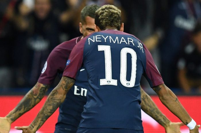 Bek kanan Paris Saint-Germain, Dani Alves, merayakan golnya bersama Neymar dalam laga Grup B Liga Champions kontra Bayern Muenchen di Stadion Parc des Princes, Paris, Prancis, pada 27 September 2017.