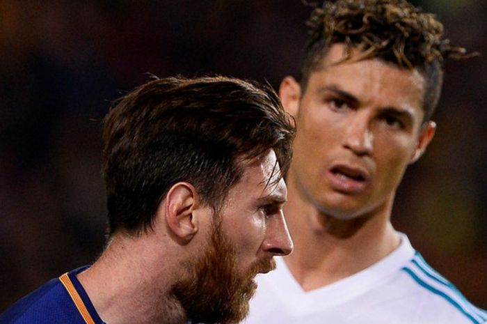 Megabintang Real Madrid, Cristiano Ronaldo (kanan), menatap megabintang FC Barcelona, Lionel Messi, dalam laga Liga Spanyol di Stadion Camp Nou, Barcelona pada 6 Mei 2018.