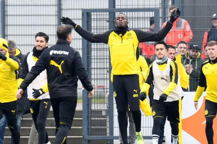Legenda sprinter, Usain Bolt (tengah), menjalani sesi latihan bersama Borussia Dortmund di Dortmund, Jerman, pada 23 Maret 2018.