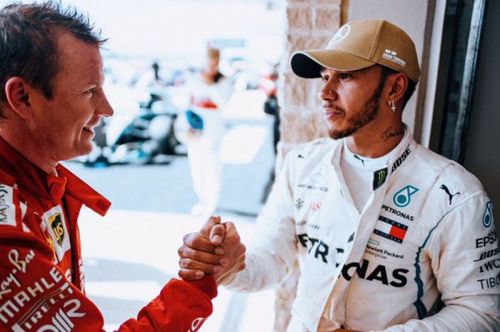 Lewis Hamilton (putih) menjabat tangan Kimi Raikkonen (merah) saat keduanya berhasil finis podium pada F1 GP Amerika Serikat 2018 yang berlangsung pada Senin (22/10/2018) dini hari WIB.