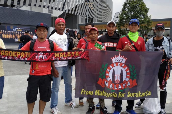 Pasoepati Malaya ramaikan laga perdana Piala Asia u-16 antara timnas Indonesia U-16 Vs Iran U-16 di Stadion Nasional, Bukit Jalil, Malaysia, Jumat (21/9/2018)