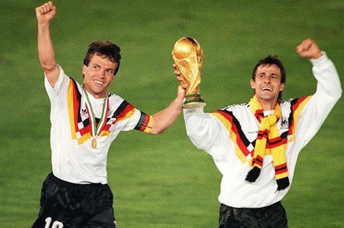 Lothar Matthaeus (kiri) bersama Pierre Littbarski mengangkat trofi Piala Dunia setelah membantu Jerman mengalahkan Argentina pada laga final di Roma, 8 Juli 1990.
