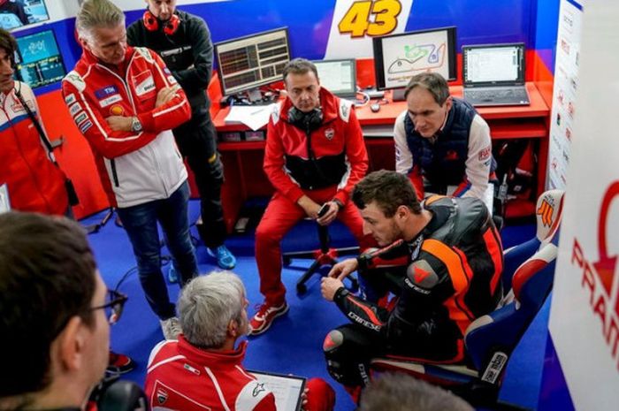 Pebalap OCTO Pramac Racing, Jack Miller berdiskusi dengan petinggi Ducati Gigi Dall'Igna saat tes pramusim MotoGP yang berlangsung di Sirkuit Ricardo Tormo, Valencia, Spanyol (14/11/2017).