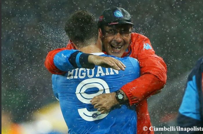 Maurizio Sarri dan Gonzalo Higuain saat masih sama-sama berada di Napoli musim 2015-2016.