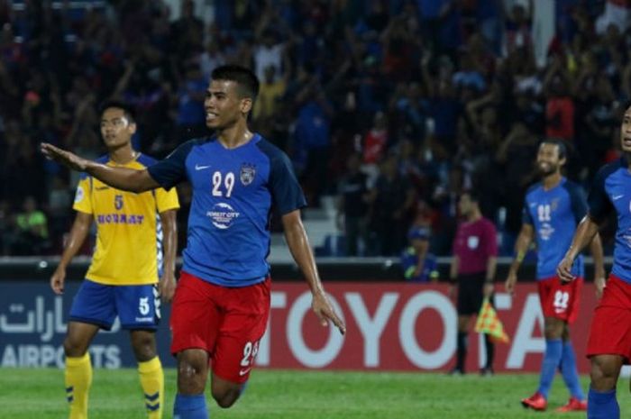 Penyerang Johor Darul Takzim Safawi Rasid merayakan gol yang dicetaknya ke gawang Tampines Rovers pa