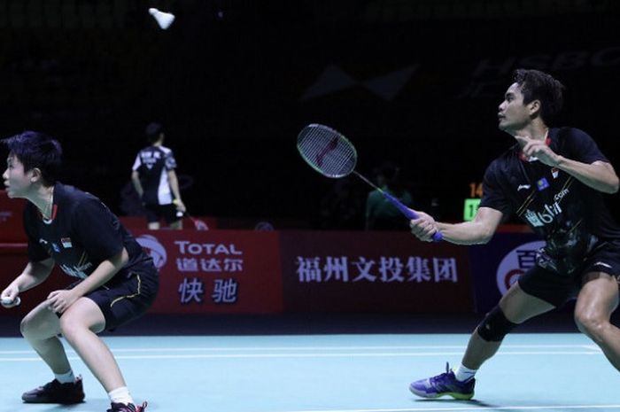 Pasangan ganda campuran Indonesia, Tontowi Ahmad/Liliyana Natsir, mengembalikan kok ke arah He Jiting/Du Yue (China) pada babak perempat final Fuzhou China Open 2018 di Haixia Olympic Sports Center, Jumat (9/11/2018).
