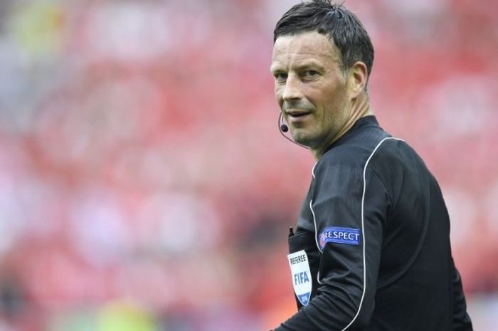 Wasit asal Inggris, Mark Clattenburg, bereaksi pada laga Swiss vs Polandia di St Etienne, Prancis, pada 25 Juni 2016.