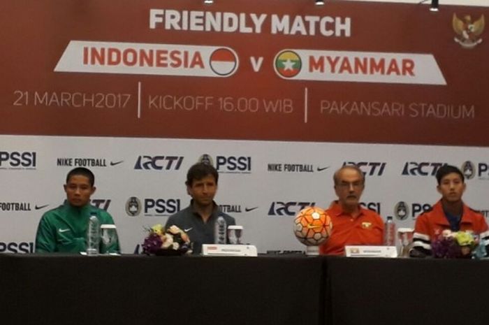 Pelatih timnas Indonesia, Luis Milla, dan gelandang tim, Evan Dimas, beserta pelatih timnas Myanmar, Gerd Zeise (kedua dari kanan), berbicara kepada wartawan pada konferensi jelang laga persahabatan antara Indonesia dan Myanmar pada Senin (20/3/2017).