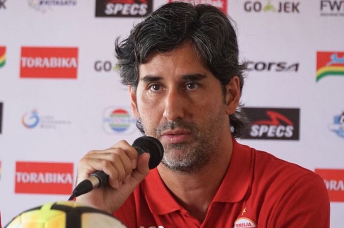 Pelatih Persija Jakarta, Stefano Cugurra, saat memberikan keterangannya jelang laga melawan PSIS Semarang di Stadion Sultan Agung, Bantul, Kamis (19/4/2018)