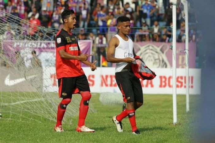 Selebrasi penyerang PS Mojokerto Putra, Ricky Kambuaya (kanan) sesuai mencetak gol ke gawang Persik Kediri pada laga Grup 6 Liga 2 di Stadion Gajahmada, Mojosari, Sabtu (6/5/2017) sore. 