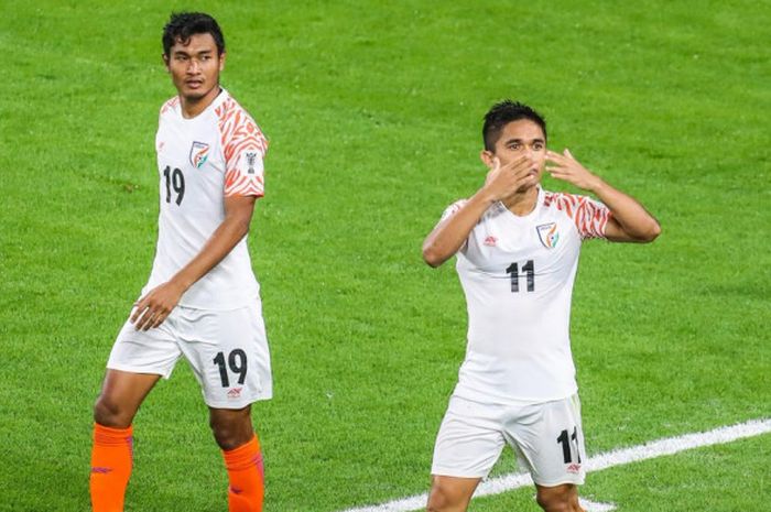 Kapten India, Sunil Chhetri (kanan), merayakan gol yang dicetak ke gawang Thailand dalam pertandingan Piala Asia 2019 di Stadion An Nahyan, Qatar, Minggu (6/1/2019).