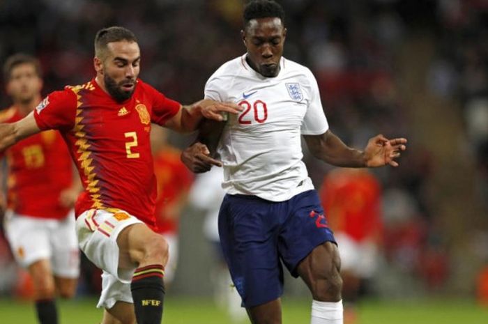 Danny Welbeck (kanan) berduel dengan Dani Carvajal dalam partai UEFA Nations League antara timnas Inggris versus Spanyol di Wembley, London, 8 September 2018.