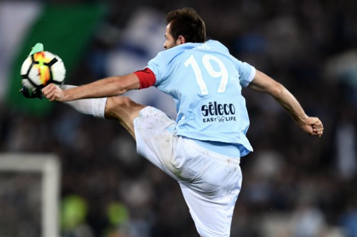 Pemain Lazio, Senad Lulic, dalam laga Liga Italia kontra Crotone di Stadio Ezio Scida, Minggu (13/5/2018)