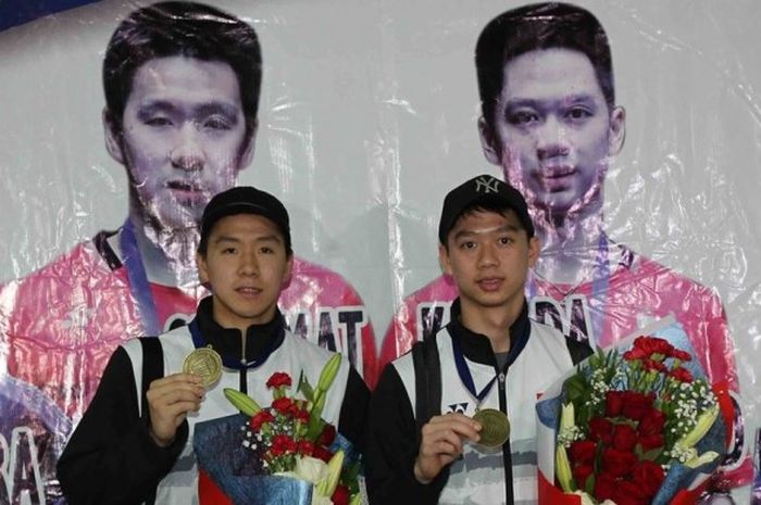 Juara All England 2017, Marcus Fernaldi Gideon/Kevin Sanjaya Sukamuljo, berpose dengan medali emas yang mereka menangi di Terminal Kedatangan 2E Bandara Soekarno-Hatta, Tangerang, Banten, Selasa (14/3/2017) petang WIB.