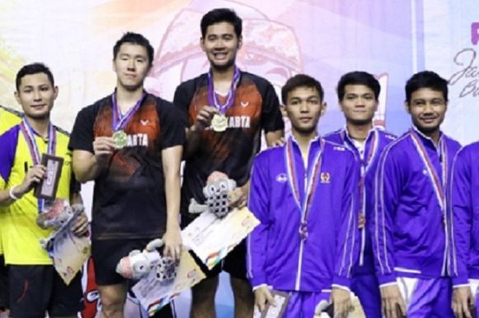 Pasangan ganda putra DKI Jakarta Angga Pratama/Marcus Fernaldi Gideon, berpose di podium juara PON 2016 yang berlangsung di GOR Bima, Cirebon, Rabu (28/9/2016).