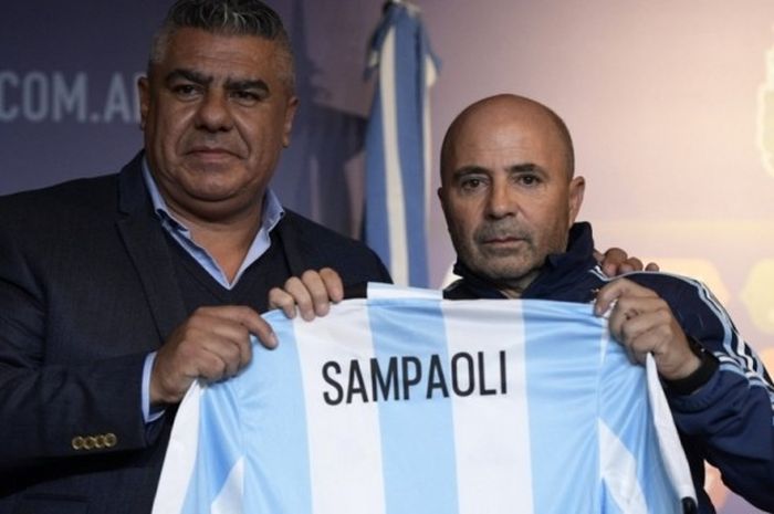 Jorge Sampaoli (kanan) saat diperkenalkan sebagai pelatih timnas Argentina dalam jumpa pers di Ezeiza, Buenos Aires, 1 Juni 2017.