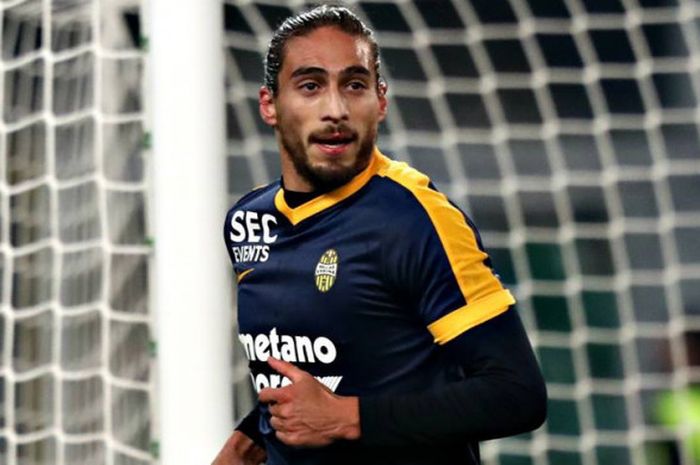 Bek asal Uruguay, Martin Caceres saat masih berseragam Hellas Verona. 