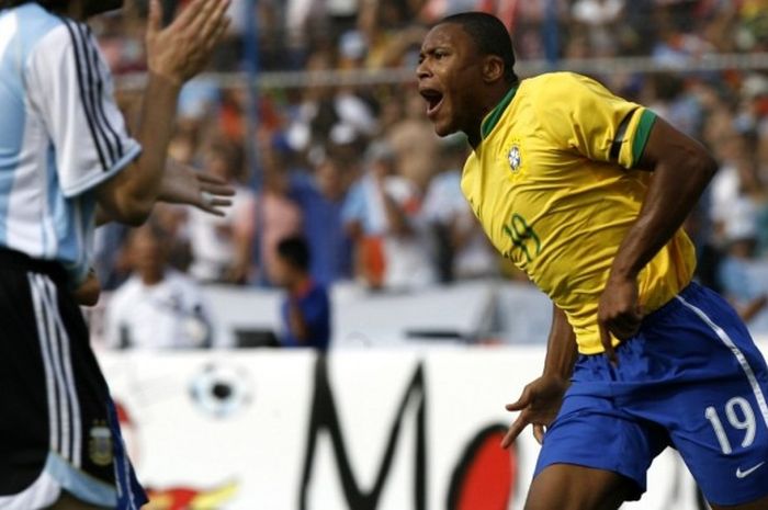 Selebrasi Julio Baptista selepas mencetak gol pembuka Brasil ke gawang Argentina di final Copa America, 15 Juli 2007.