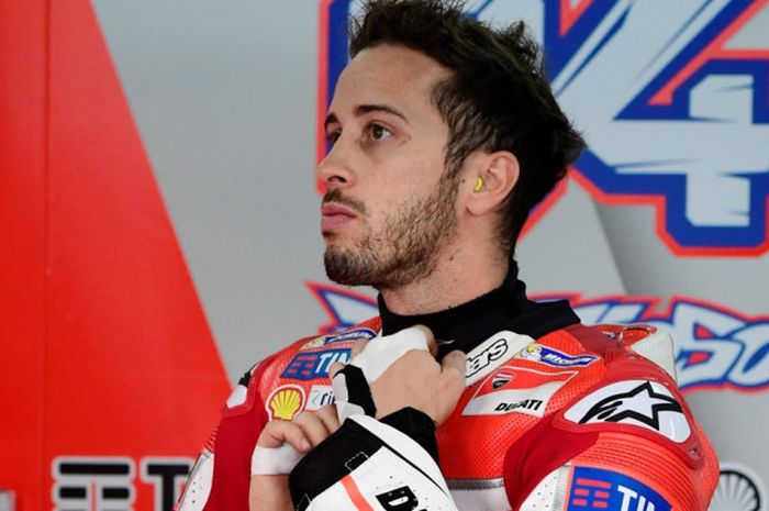 Pebalap Ducati asal Italia, Andrea Dovizioso, terlihat berada di paddock tim saat menjalani sesi latihan bebas pertama GP Aragon di MotorLand Aragon, Alcaniz, Spanyol, Jumat (22/9/2017).