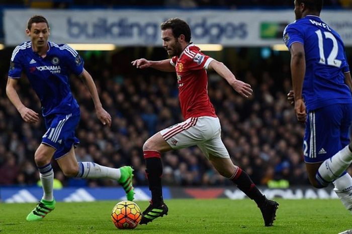 Gelandang Manchester United, Juan Mata (tengah), menggiring bola dari hadangan dua pemain Chelsea, Nemanja Matic (kiri) dan John Obi Mikel dalam pertandingan Premier League 2015-2016 di Stamford Bridge, London, Inggris, pada Minggu (7/2/2016).