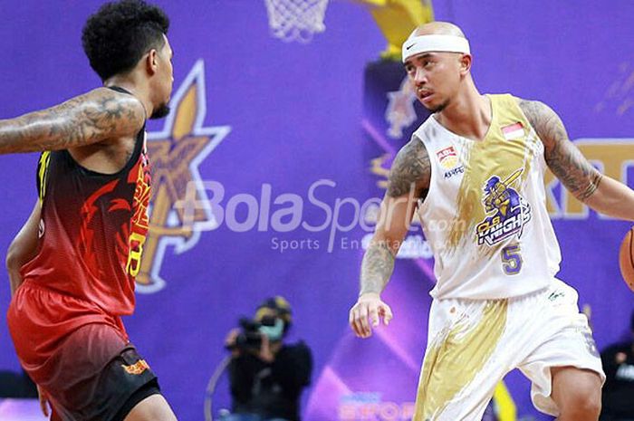 Poin Guard CLS Knights Indonesia, Mario Wuysang (putih) mencoba melewati hadangan pemain basket Saigon Heat pada laga lanjutan ABL di GOR Kertajaya Surabaya, Minggu (18/2/2018).