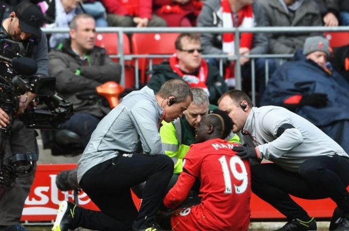 Pemain Liverpool FC, Sadio Mane, mendapat perawatan dari tim medis dalam laga Premier League kontra Everton di Stadion Anfield, Liverpool, Inggris, pada 1 April 2017.