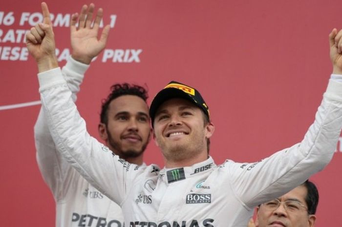  Pebalap Mercedes AMG Petronas asal Jerman, Nico Rosberg (tengah) merayakan hasil finis di urutan pertama pada balapan GP Jepang di Sirkuit Suzuka, Minggu (9/10/2016). Rekan satu timnya asal Inggris, Lewis Hamilton (kiri), finis di urutan ketiga. 