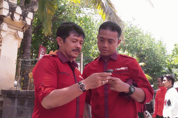 Indra Sjafri (kiri) berdiskusi dengan asistennya Eko Purjianto di depan pantai Kuta, Bali sehari sebelum bertolak ke Serui menantang Perseru pada Sabtu (22/10/2016)
