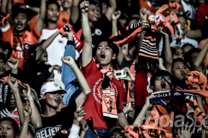 Ekspresi The Jakmania, suporter Persija,  ketika mendukung tim kesayangan mereka.