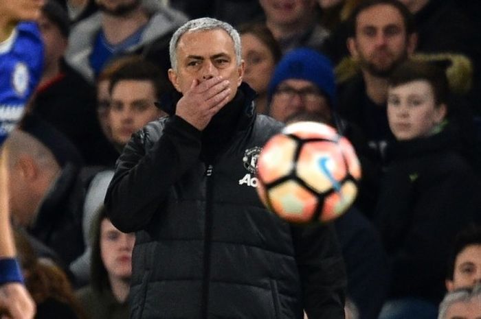 Ekspresi Manajer Manchester United, Jose Mourinho, saat timnya kalah 0-1 dari Chelsea pada partai perempat final Piala FA di Stadion Stamford Bridge, Senin (13/3/2017).