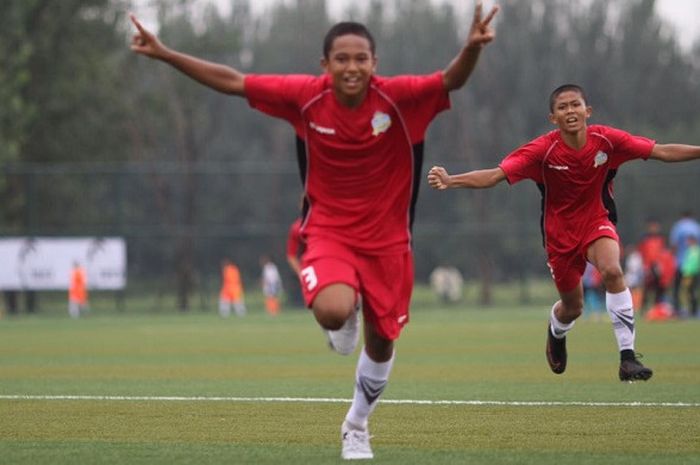 Kaka Irawan, pemain Cipta Cendikia Football Academy, selebrasi gol ke gawang Shenyang Sports dalam perdelapan final Gothia Cup China 2017 di Shenyang, China, Kamis (17/8/2017).