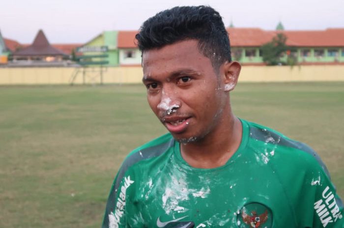 Pemain bertahan timnas U-19 Indonesia, Muhammad Rifad Marasabessy, usai perayaan ulang tahun saat sesi latihan di Stadion Jenggolo Sidoarjo, Jumat (6/7/2018).