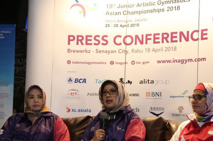 Ketua Umum Persani Ilya Avianti (tengah) berbicara dalam konferensi pers jelang kejuaraan junior artistic Asia ke-15 di Senayan, Jakarta, Rabu (18/4/2018).