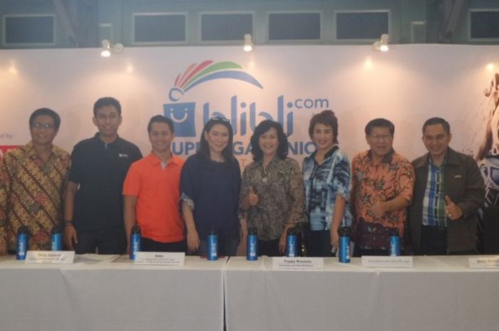 Mantan pebulu tangkis nasional, Susy Susanti (keempat dari kiri), berfoto dengan para narasumber konferensi pers Superliga Junior 2016 di Jakarta, Rabu (16/11/2016). Nama Susy Susanti akan diabadikan sebagai nama piala untuk beregu putri.