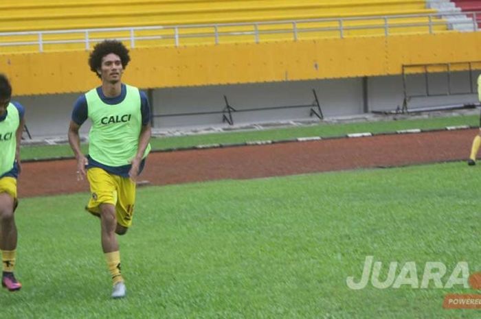 Ahmad Maulana dan Ichsan Kurniawan mengikuti latihan fisik di stadion Gerola Sriwijaya Jakabaring Palembang, selama Liga 1 Gojek Traveloka 2017 kedua pemain ini belum pernah diturunkan oleh Pelatih Osvaldo Lessa.