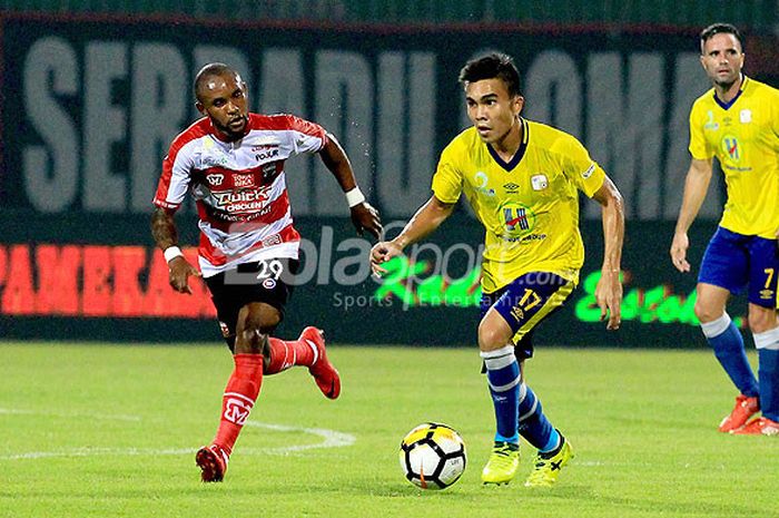 Aksi gelandang Barito Putera, Paulo Oktavianus Sitanggang (kanan), saat menggiring bola dibayangi ge