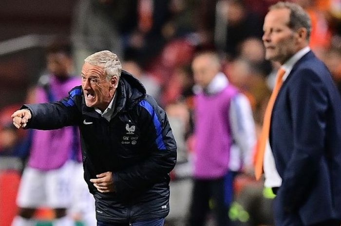 Pelatih Prancis, Didier Deschamps (kiri), berteriak memberikan instruksi kepada pemainnya dalam laga Kualifikasi Piala Dunia 2018 lawan Belanda di Amsterdam Arena, 10 Oktober 2016.