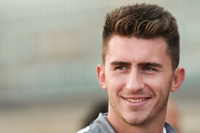 Bek Athletic Bilbao, Aymeric Laporte, tersenyum sebelum dimulainya laga persahabatan kontra Bordeaux di Tarnos, Prancis, pada 23 Juli 2016.