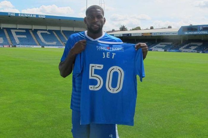 Penyerang Jay Emmanuel-Thomas saat diperkenalkan sebagai pemain Gillingham FC pada 5 Agustus 2016. Kini, Jay akan membela klub Thailand, PTT Rayong.