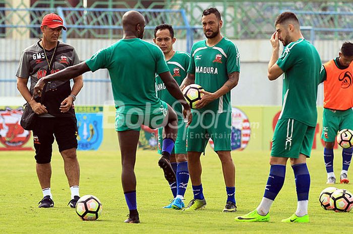 Pemain Madura United berlatih didampingi pelatih Gomes de Oliveira di Stadion Gelora Bangkalan, Jawa Timur, Minggu (07/01/2018) pagi.