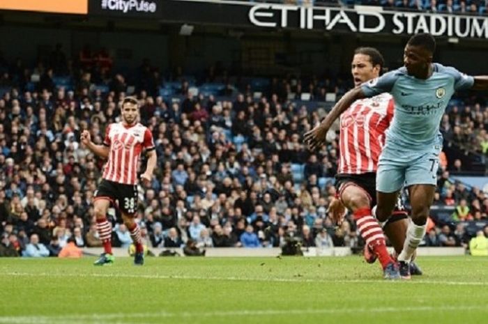 Kelechi Iheanacho mencetak gol penyama kedudukan Manchester City ke gawang Southampton pada pertandingan di Stadion Etihad, Minggu (23/10/2016). 
