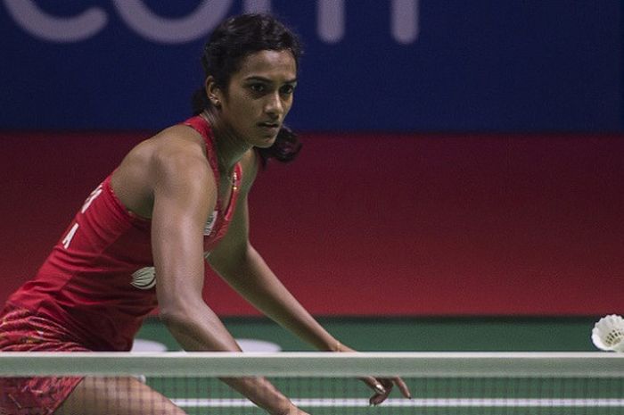 Pebulu tangkis tunggal putri India, Pusarla Venkata Sindhu, mengembalikan kok kepada Pornpawee Choch