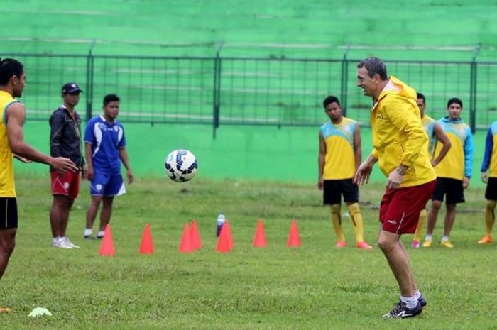 Suasana latihan Arema Cronus di Stadion Gajayana, Malang, Rabu (27/1/2016).