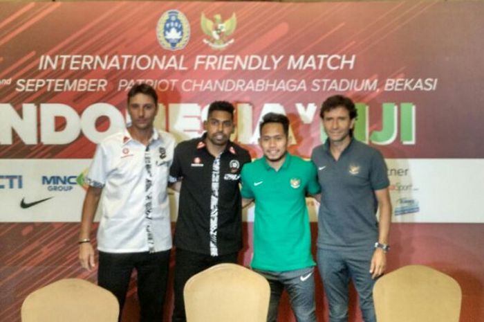 Pelatih timnas Fiji, Cristophe Gamel (kiri), berpose bersama kapten tim Roy Krishna (kedua dari kiri) dan pelatih timnas Indonesia, Luis Milla (kanan), serta winger Andik Vermansah (kedua dari kanan), dalam jumpa pers pralaga timnas Indonesia melawan Fiji di Hotel Aston, Bekasi, Jumat (1/9/2017).