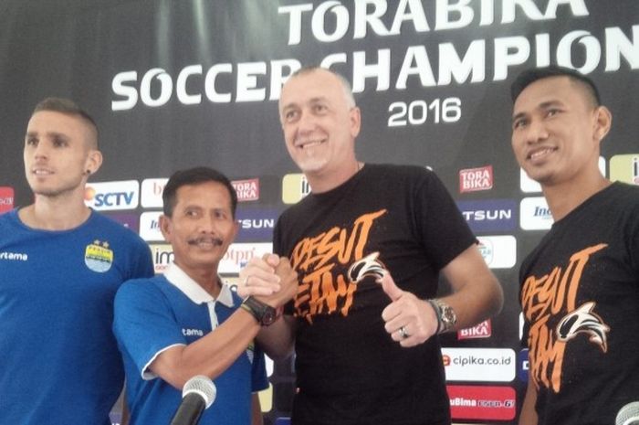 Bek Borneo FC, Zulkifli Syukur (kanan) dalam jumpa pers pra-laga timnya kontra tuan rumah Persib di Graha Persib, Jalan Sulanjana, Kota Bandung, Selasa (13/12/2016).