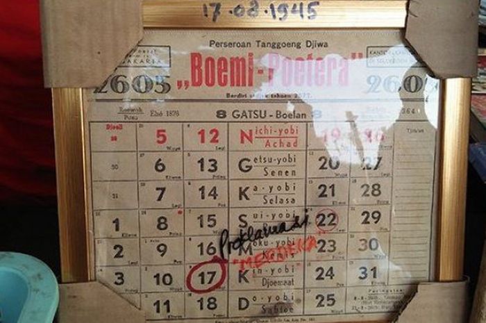 Kalender langka tahun Agustus 1945 yang dijual di lapak Batavia Books dan Batu Raden Antik, Zona Kaka Asian Games 2018, Gelora Bung Karno, Senayan.