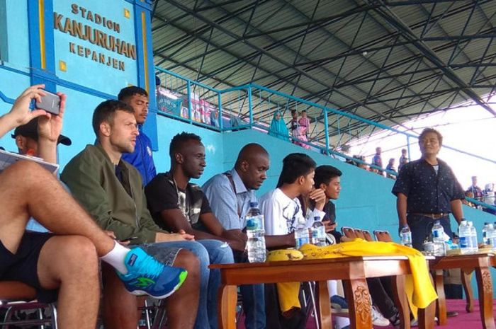 Makan Konate (tengah)  terlihat berada di tribun kehormatan Stadion Kanjuruhan Kabupaten Malang pada pada laga Arema FC melawan PS Tira (15/7/2018).