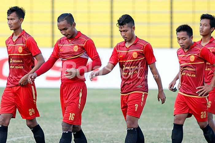 Pemain Persiba Bantul berjalan meninggalkan lapangan usai melakoni laga lanjutan Grup 4 Liga 2 melawan Sragen United di Stadion Sultan Agung, Bantul, Kamis (10/8/2017).